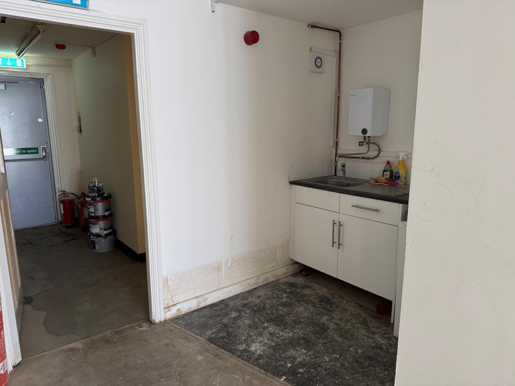 Lot: 46 - TOWN CENTRE LOCK-UP SHOP FOR INVESTMENT OR OWNER OCCUPATION - The Staff Kitchen Area